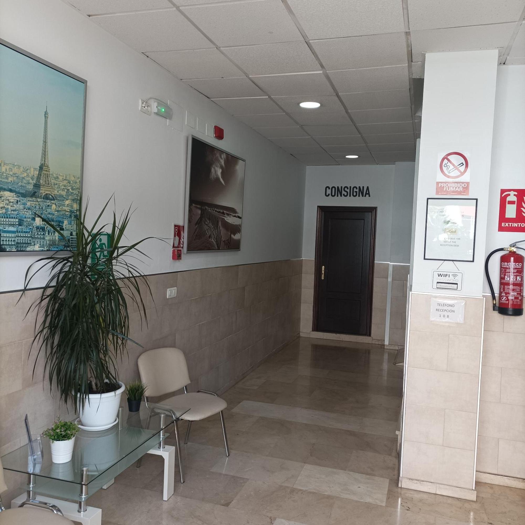 Hostal Carlos 2 La Línea de la Concepción Exteriör bild