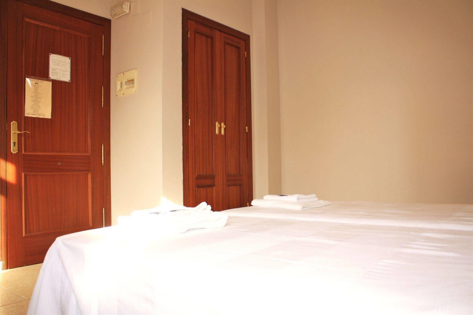 Hostal Carlos 2 La Línea de la Concepción Exteriör bild